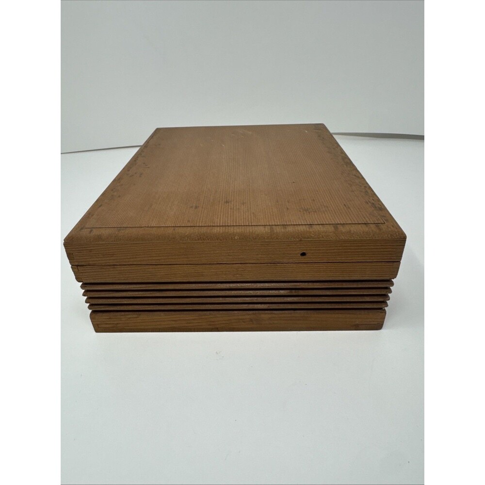 Vintage House of Windsor, Cedar Wood Cigar Box 1950’s 15 cents latched - Picture 6 of 11